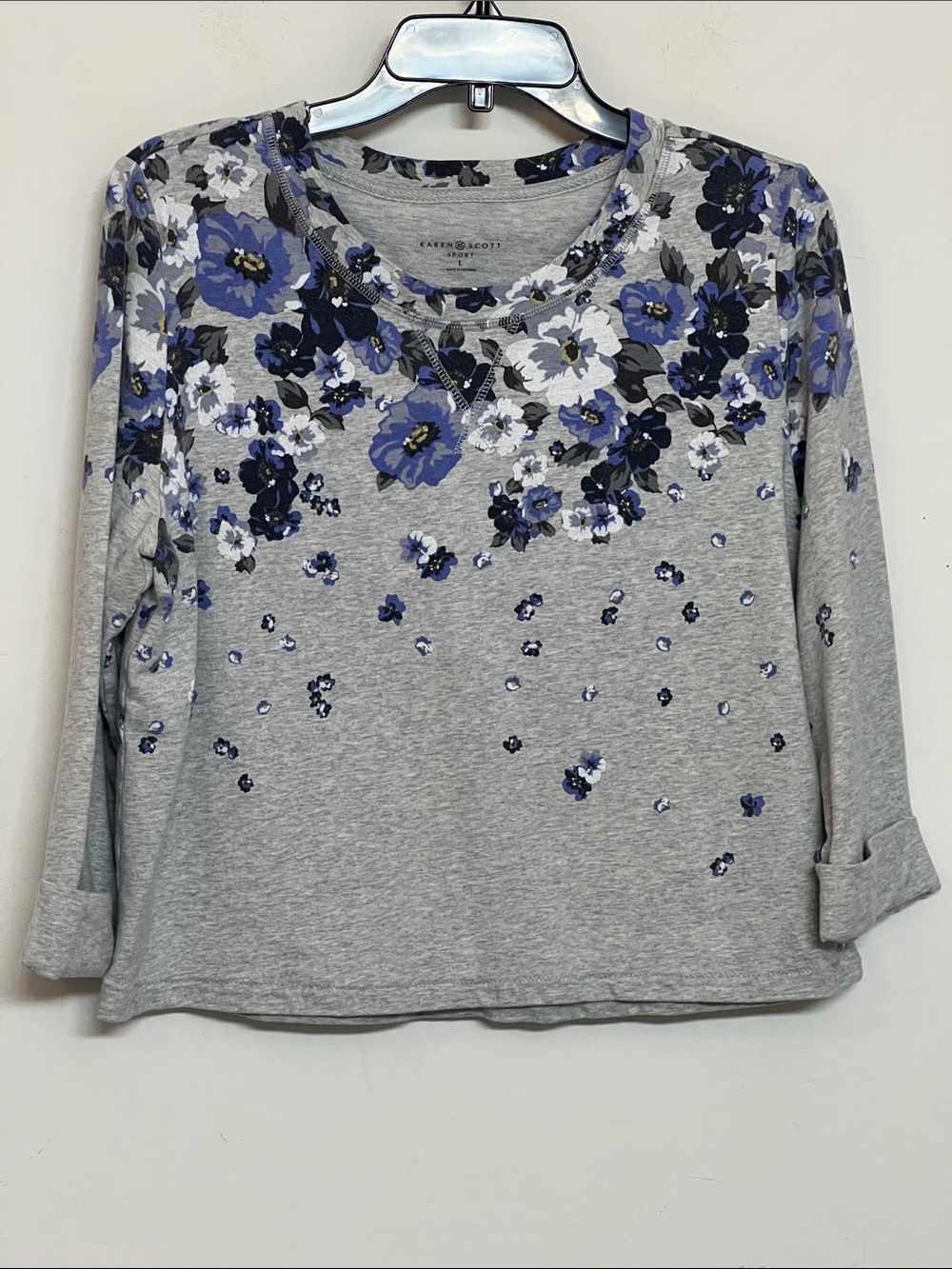 🌞 Karen Scott Sport Gray Floral Crewneck top w/Blue Floral Accents women size L